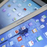 Samsung Electronics' Galaxy Tab (front) and Apple's iPad are seen in this picture illustration taken in Seoul May 13, 2013. REUTERS/Kim Hong Samsung Electronics' Galaxy Tab (front) and Apple's iPad are seen in this picture illustration taken in Seoul May 13, 2013. REUTERS/Kim Hong