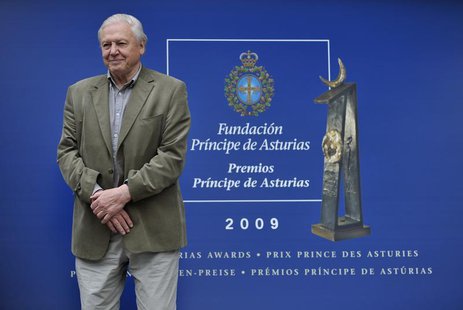 British naturalist David Attenborough poses for photographers after arriving in Oviedo, northern Spain, October 21, 2009. REUTERS/Eloy Alons British naturalist David Attenborough poses for photographers after arriving in Oviedo, northern Spain, October 21, 2009. REUTERS/Eloy Alons