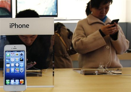 Visitors try the iPhone at an Apple Store in Beijing March 28, 2013. REUTERS/Kim Kyung-Hoon Visitors try the iPhone at an Apple Store in Beijing March 28, 2013. REUTERS/Kim Kyung-Hoon