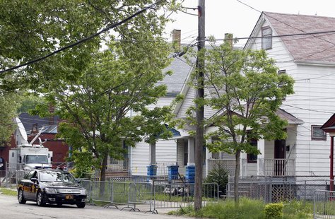 Cuyahoga County Sheriff deputies sit outside Ariel Castro's home in Cleveland May 10, 2013. REUTERS/Matt Sullivan Cuyahoga County Sheriff deputies sit outside Ariel Castro's home in Cleveland May 10, 2013. REUTERS/Matt Sullivan