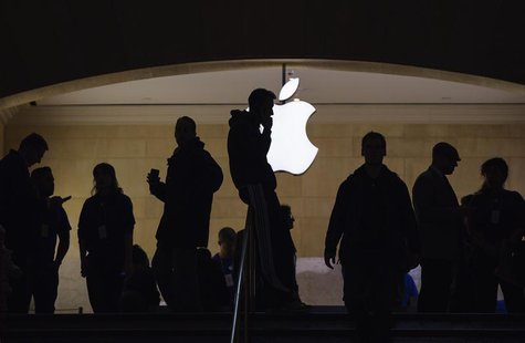 A man talks on his telephone as customers walk through an Apple store in Grand Central Terminal in New York, March 15, 2013. REUTERS/Lucas J A man talks on his telephone as customers walk through an Apple store in Grand Central Terminal in New York, March 15, 2013. REUTERS/Lucas J