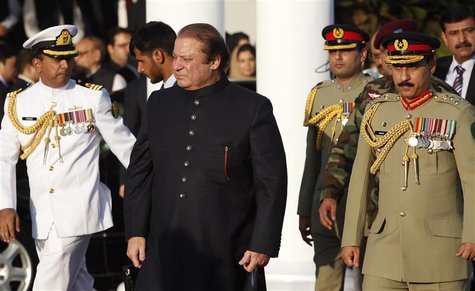 Pakistan's newly elected Prime Minister Nawaz Sharif (C) arrives to inspect the guard of honor during a ceremony at the prime minister's res Pakistan's newly elected Prime Minister Nawaz Sharif (C) arrives to inspect the guard of honor during a ceremony at the prime minister's res