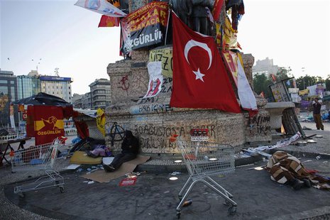 People sleep at Taksim square in central Istanbul June 10, 2013. REUTERS/Murad Sezer People sleep at Taksim square in central Istanbul June 10, 2013. REUTERS/Murad Sezer