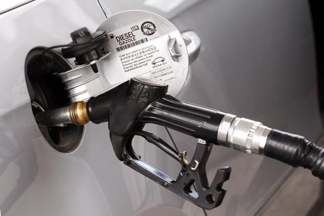 A view shows a petrol nozzle refuelling a car at a petrol station in Viterbo, north of Rome, September 25, 2012. REUTERS/Giampiero Sposito A view shows a petrol nozzle refuelling a car at a petrol station in Viterbo, north of Rome, September 25, 2012. REUTERS/Giampiero Sposito