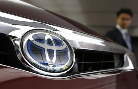 A visitor looks at a Toyota Motor's car at the company show room in Tokyo May 8, 2013. REUTERS/Yuya Shino A visitor looks at a Toyota Motor's car at the company show room in Tokyo May 8, 2013. REUTERS/Yuya Shino