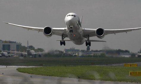 Boeing 787 Dreamliner belonging to Polish airline LOT takes off from the Chopin International Airport in Warsaw June 1, 2013. REUTERS/Kacper Boeing 787 Dreamliner belonging to Polish airline LOT takes off from the Chopin International Airport in Warsaw June 1, 2013. REUTERS/Kacper