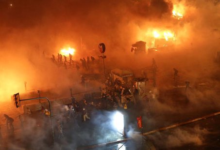 Protesters run in panic as riot police and water cannons returned to Istanbul's Taksim square June 11, 2013. REUTERS/Yannis Behrakis Protesters run in panic as riot police and water cannons returned to Istanbul's Taksim square June 11, 2013. REUTERS/Yannis Behrakis