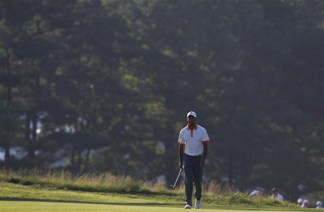 Tiger Woods of the U.S. walks on the 14th fairway during a practice round for the 2013 U.S. Open golf championship at the Merion Golf Club i Tiger Woods of the U.S. walks on the 14th fairway during a practice round for the 2013 U.S. Open golf championship at the Merion Golf Club i