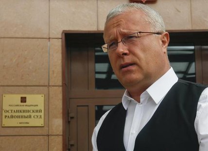 Russian media magnate Alexander Lebedev speaks to the media after arriving for a court hearing in Moscow, May 20, 2013. REUTERS/Maxim Shemet Russian media magnate Alexander Lebedev speaks to the media after arriving for a court hearing in Moscow, May 20, 2013. REUTERS/Maxim Shemet
