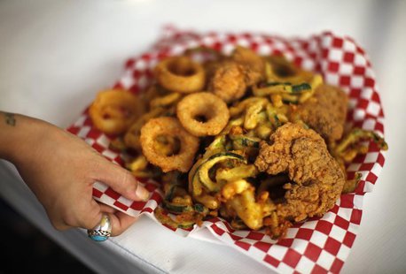 A woman holds a plate of fried food at the Los Angeles County Fair in Pomona, California September 5, 2012. REUTERS/Lucy Nicholson A woman holds a plate of fried food at the Los Angeles County Fair in Pomona, California September 5, 2012. REUTERS/Lucy Nicholson