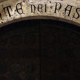 The entrance of Monte Dei Paschi bank headquarters is pictured in Siena January 24, 2013. REUTERS/Stefano Rellandini