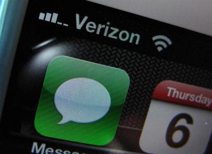 A photo illustration shows the Verizon wireless carrier icon on a mobile phone screen in Encinitas, California June 6, 2013. REUTERS/Mike Bl A photo illustration shows the Verizon wireless carrier icon on a mobile phone screen in Encinitas, California June 6, 2013. REUTERS/Mike Bl