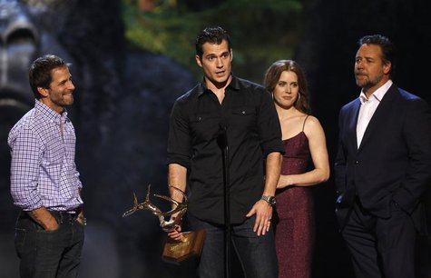 Cast member Henry Cavill speaks, accompanied by director Zack Snyder (L), co-stars Russell Crowe and Amy Adams as they accept the Most Antic Cast member Henry Cavill speaks, accompanied by director Zack Snyder (L), co-stars Russell Crowe and Amy Adams as they accept the Most Antic