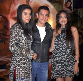Bollywood actors Asin, Aamir Khan and Jiah Khan (L-R) pose at a party for their movie Ghajini in Mumbai December 30, 2008. REUTERS/Manav Man Bollywood actors Asin, Aamir Khan and Jiah Khan (L-R) pose at a party for their movie Ghajini in Mumbai December 30, 2008. REUTERS/Manav Man