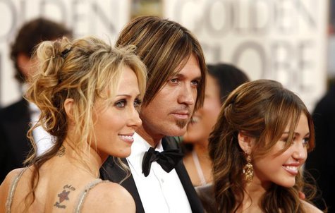 Tish Cyrus (L), Billy Ray Cyrus (C) and daughter Miley Cyrus arrive at the 66th annual Golden Globe awards in Beverly Hills, California Janu Tish Cyrus (L), Billy Ray Cyrus (C) and daughter Miley Cyrus arrive at the 66th annual Golden Globe awards in Beverly Hills, California Janu