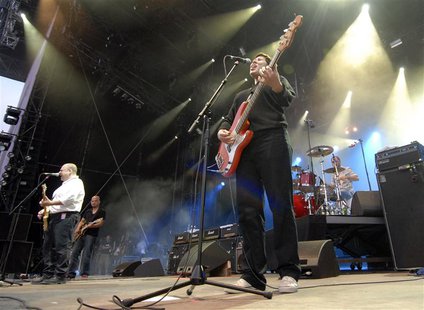 Kim Deal of the U.S. band The Pixies performs during the opening night of the Paleo music festival in Nyon July 18, 2006. REUTERS/Denis Bali Kim Deal of the U.S. band The Pixies performs during the opening night of the Paleo music festival in Nyon July 18, 2006. REUTERS/Denis Bali