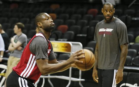 Miami Heat's Dwyane Wade (L) and LeBron James practise for their NBA Finals basketball playoff series against the San Antonio Spurs in San A Miami Heat's Dwyane Wade (L) and LeBron James practise for their NBA Finals basketball playoff series against the San Antonio Spurs in San A