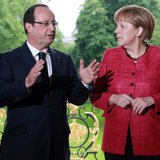 France's President Francois Hollande (L) and German Chancellor Angela Merkel arrive for a meeting at the Elysee Palace in Paris, May 30, 201