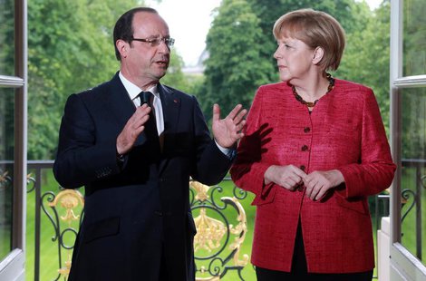 France's President Francois Hollande (L) and German Chancellor Angela Merkel arrive for a meeting at the Elysee Palace in Paris, May 30, 201 France's President Francois Hollande (L) and German Chancellor Angela Merkel arrive for a meeting at the Elysee Palace in Paris, May 30, 201