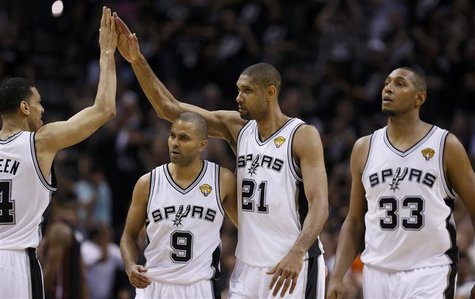 San Antonio Spurs' Tim Duncan (21) celebrates with teammates Danny Green (L), Tony Parker (9) and Boris Diaw (R) during the fourth quarter i San Antonio Spurs' Tim Duncan (21) celebrates with teammates Danny Green (L), Tony Parker (9) and Boris Diaw (R) during the fourth quarter i