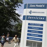 People walk outside a Cuban post office in Havana August 31, 2009. REUTERS/Enrique De La Osa People walk outside a Cuban post office in Havana August 31, 2009. REUTERS/Enrique De La Osa