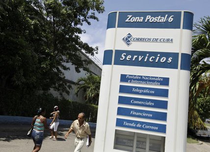 People walk outside a Cuban post office in Havana August 31, 2009. REUTERS/Enrique De La Osa People walk outside a Cuban post office in Havana August 31, 2009. REUTERS/Enrique De La Osa