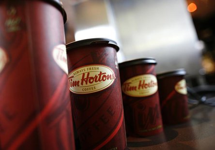 A row of Tim Hortons coffee cups are lined up for customers at Penn Station in New York, July 13, 2009. REUTERS/Brendan McDermid A row of Tim Hortons coffee cups are lined up for customers at Penn Station in New York, July 13, 2009. REUTERS/Brendan McDermid