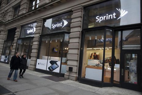 People walk past a Sprint store in New York December 17, 2012. REUTERS/Andrew Kelly People walk past a Sprint store in New York December 17, 2012. REUTERS/Andrew Kelly