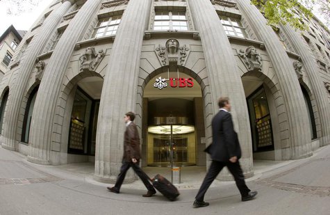 People walk past the headquarters of Swiss bank UBS in Zurich April 30, 2013. REUTERS/Arnd Wiegmann People walk past the headquarters of Swiss bank UBS in Zurich April 30, 2013. REUTERS/Arnd Wiegmann