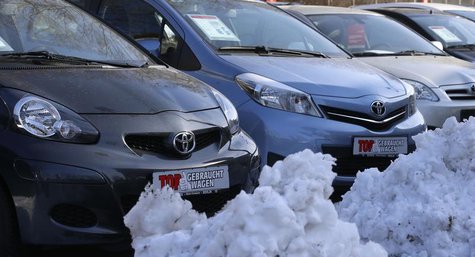 Piles of snow are seen next to parked cars at the yard of a car dealer in Berlin's Weissensee district March 26, 2013. REUTERS/Tobias Schwar Piles of snow are seen next to parked cars at the yard of a car dealer in Berlin's Weissensee district March 26, 2013. REUTERS/Tobias Schwar