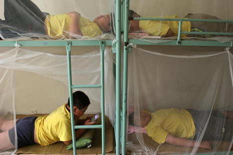 Children rest during a weight-losing summer camp organized by a slimming centre in Wuhan, central China's province July 13, 2006. CHINA OUT Children rest during a weight-losing summer camp organized by a slimming centre in Wuhan, central China's province July 13, 2006. CHINA OUT