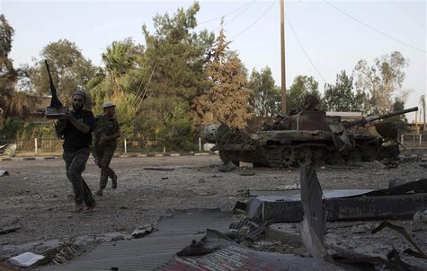 Free Syrian Army fighters run for cover from snipers loyal to Syria's President Bashar Al-Assad, in Deir al-Zor June 17, 2013. Picture taken Free Syrian Army fighters run for cover from snipers loyal to Syria's President Bashar Al-Assad, in Deir al-Zor June 17, 2013. Picture taken