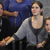 Amanda Knox (C) holds hands with her mother Edda Mellas (L) and her younger sister Deanna Knox (R) at a news conference at Sea-Tac Internati Amanda Knox (C) holds hands with her mother Edda Mellas (L) and her younger sister Deanna Knox (R) at a news conference at Sea-Tac Internati
