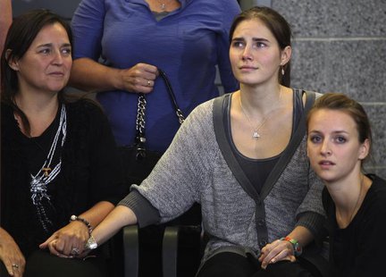 Amanda Knox (C) holds hands with her mother Edda Mellas (L) and her younger sister Deanna Knox (R) at a news conference at Sea-Tac Internati Amanda Knox (C) holds hands with her mother Edda Mellas (L) and her younger sister Deanna Knox (R) at a news conference at Sea-Tac Internati