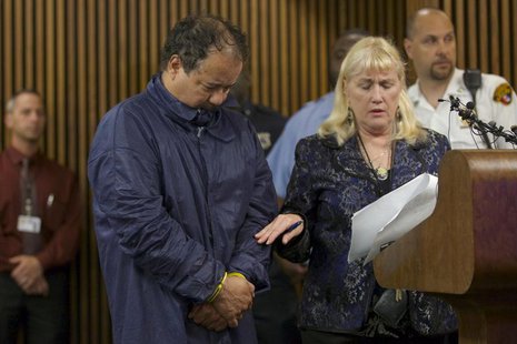 Ariel Castro (L), appears in court with public defender Kathleen DeMetz (R) in Cleveland, Ohio, May 9, 2013. REUTERS/John Gress Ariel Castro (L), appears in court with public defender Kathleen DeMetz (R) in Cleveland, Ohio, May 9, 2013. REUTERS/John Gress