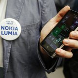 A worker poses with the Nokia Lumia 925 at its launch in London May 14, 2013. REUTERS/Luke MacGregor A worker poses with the Nokia Lumia 925 at its launch in London May 14, 2013. REUTERS/Luke MacGregor