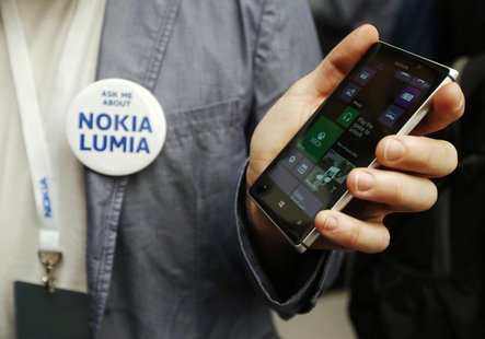 A worker poses with the Nokia Lumia 925 at its launch in London May 14, 2013. REUTERS/Luke MacGregor A worker poses with the Nokia Lumia 925 at its launch in London May 14, 2013. REUTERS/Luke MacGregor