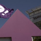 The Yahoo logo is shown at the company's headquarters in Sunnyvale, California April 16, 2013. REUTERS/Robert Galbraith