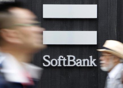 Men walk past a SoftBank Corp branch in Tokyo June 11, 2013. REUTERS/Yuya Shino Men walk past a SoftBank Corp branch in Tokyo June 11, 2013. REUTERS/Yuya Shino