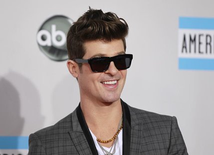 Singer Robin Thicke arrives at the 2011 American Music Awards in Los Angeles November 20, 2011. REUTERS/Danny Moloshok Singer Robin Thicke arrives at the 2011 American Music Awards in Los Angeles November 20, 2011. REUTERS/Danny Moloshok