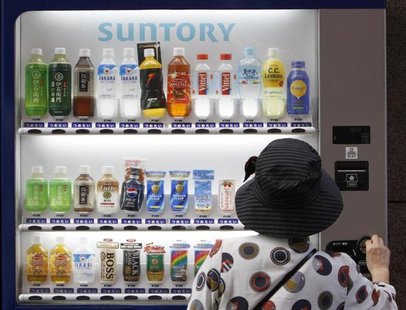 A woman purchases a Suntory beverage from a vending machine in Tokyo September 10, 2009. REUTERS/Yuriko Nakao A woman purchases a Suntory beverage from a vending machine in Tokyo September 10, 2009. REUTERS/Yuriko Nakao