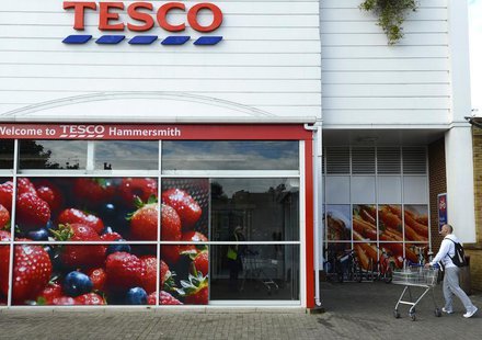 A man pushes his shopping trolley into a Tesco store in Hammersmith, west London October 3, 2012. REUTERS/Paul Hackett A man pushes his shopping trolley into a Tesco store in Hammersmith, west London October 3, 2012. REUTERS/Paul Hackett