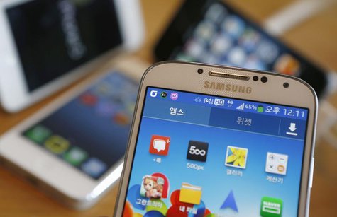 A Samsung Electronics' Galaxy S4 (front) and Apple's iPhone 5 smartphones are seen in this picture illustration taken in Seoul May 13, 2013. A Samsung Electronics' Galaxy S4 (front) and Apple's iPhone 5 smartphones are seen in this picture illustration taken in Seoul May 13, 2013.