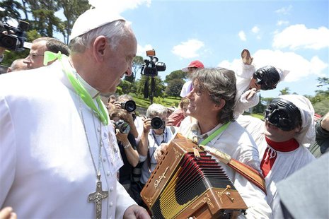 Pope Francis (L) greets musicians as he welcomes more than 250 children who arrived after travelling by train from Milan at the St. Peter tr Pope Francis (L) greets musicians as he welcomes more than 250 children who arrived after travelling by train from Milan at the St. Peter tr
