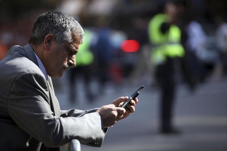 A man uses a smartphone to perform various tasks in New York September 25, 2009. REUTERS/Natalie Behring A man uses a smartphone to perform various tasks in New York September 25, 2009. REUTERS/Natalie Behring