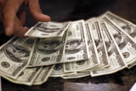 Four thousand U.S. dollars are counted out by a banker counting currency at a bank in Westminster, Colorado November 3, 2009. REUTERS/Rick W Four thousand U.S. dollars are counted out by a banker counting currency at a bank in Westminster, Colorado November 3, 2009. REUTERS/Rick W