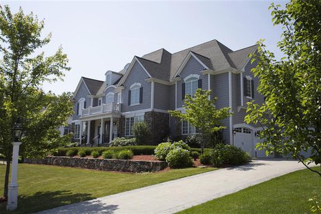 The house of New England Patriots football player Aaron Hernandez is pictured in North Attleborough, Massachusetts June 21, 2013. REUTERS/Do The house of New England Patriots football player Aaron Hernandez is pictured in North Attleborough, Massachusetts June 21, 2013. REUTERS/Do