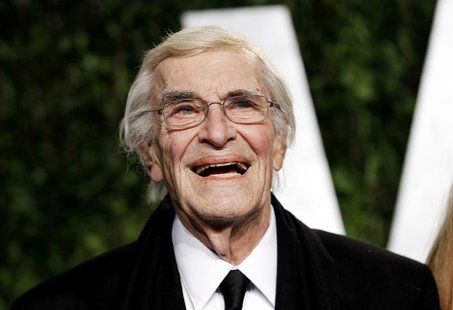 Actor Martin Landau smiles as he arrives at the 2012 Vanity Fair Oscar party in West Hollywood, California February 26, 2012. REUTERS/Danny Actor Martin Landau smiles as he arrives at the 2012 Vanity Fair Oscar party in West Hollywood, California February 26, 2012. REUTERS/Danny