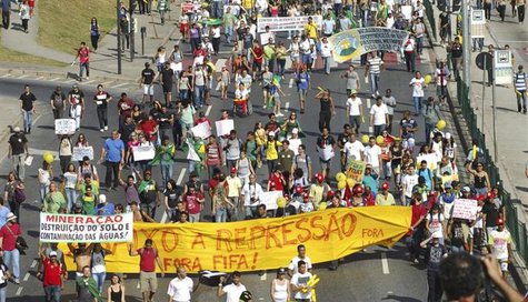 Brazilians participate in a demonstration near the Mineirao Stadium in Belo Horizonte, June 26, 2013. REUTERS/Jackson Romanelli Brazilians participate in a demonstration near the Mineirao Stadium in Belo Horizonte, June 26, 2013. REUTERS/Jackson Romanelli