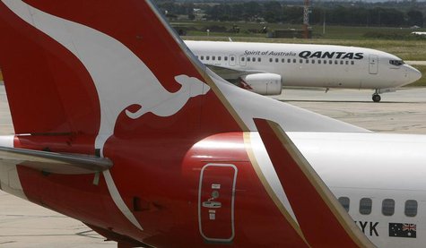 Two Qantas passenger jets are seen on the tarmac at Melbourne's Tullamarine Airport December 16, 2009. REUTERS/Mick Tsikas Two Qantas passenger jets are seen on the tarmac at Melbourne's Tullamarine Airport December 16, 2009. REUTERS/Mick Tsikas